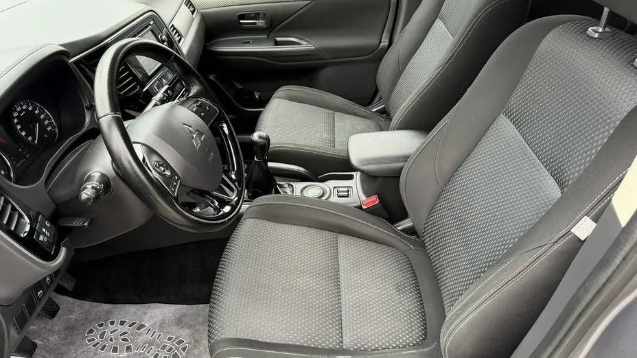 MITSUBISHI Outlander -