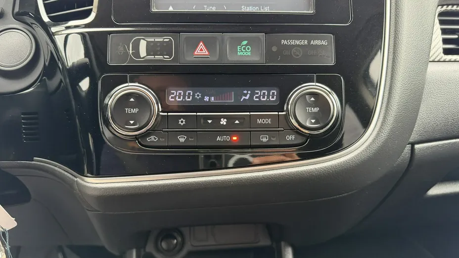 MITSUBISHI Outlander -