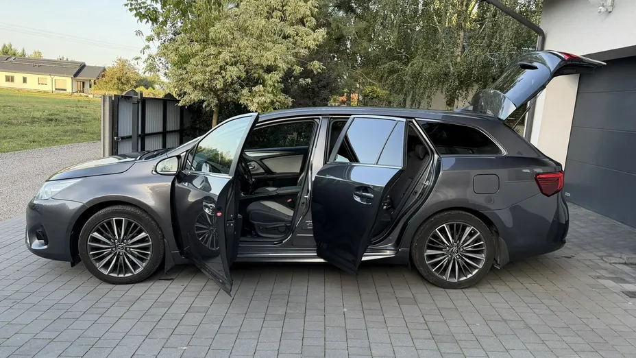 TOYOTA Avensis -
