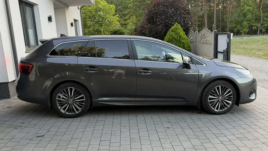 TOYOTA Avensis -