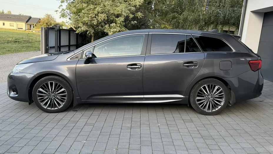 TOYOTA Avensis -
