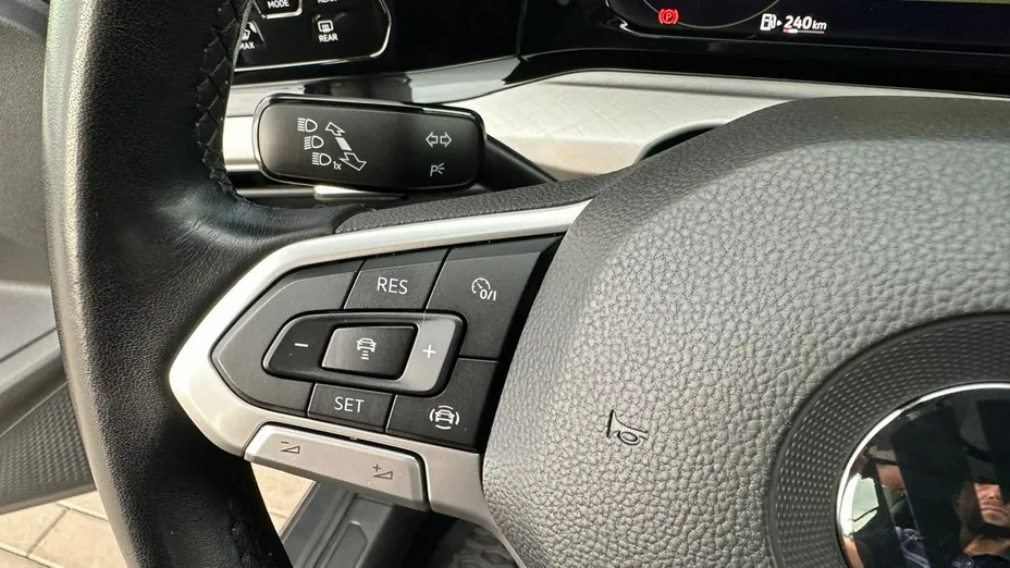 VOLKSWAGEN Golf -