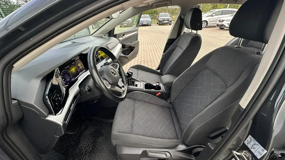 VOLKSWAGEN Golf -