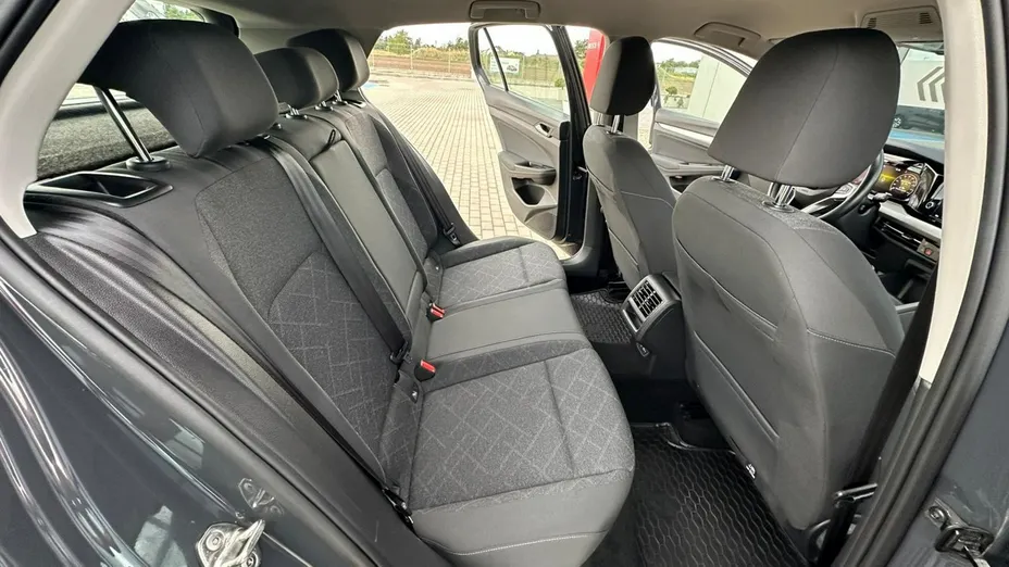 VOLKSWAGEN Golf -