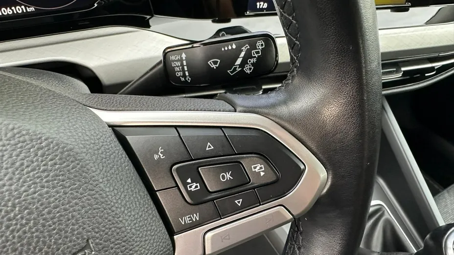 VOLKSWAGEN Golf -