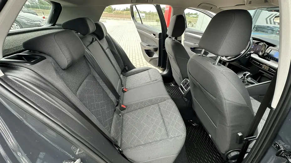 VOLKSWAGEN Golf -