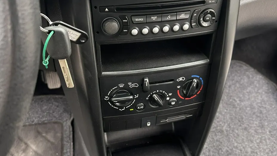 PEUGEOT 207 -
