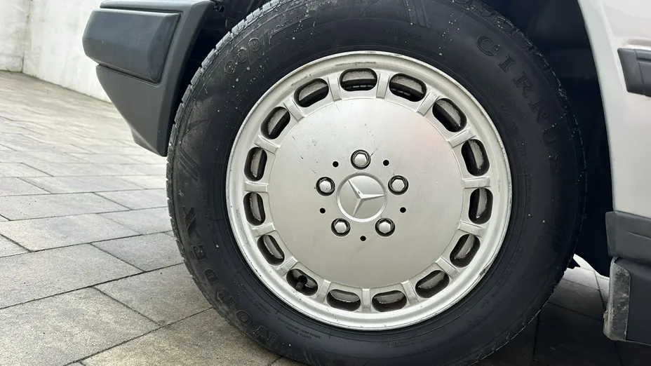 MERCEDES-BENZ 124 -