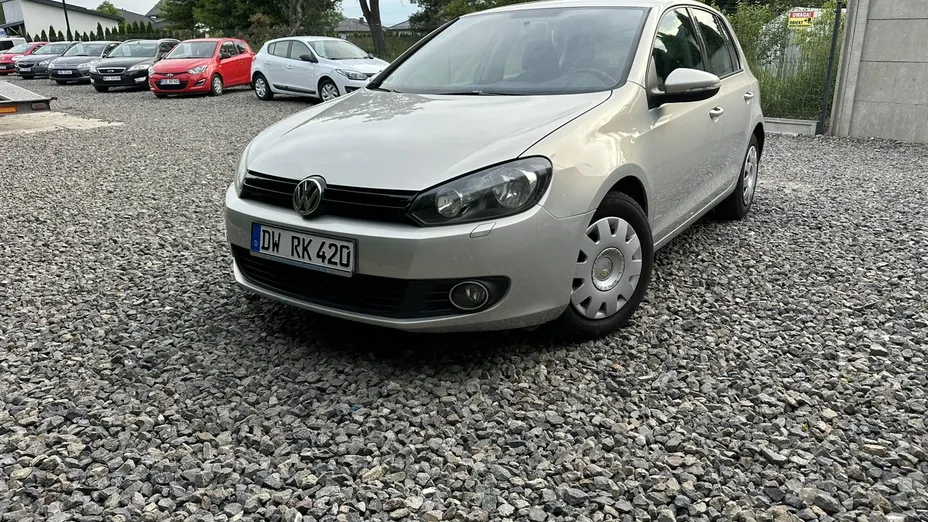 VOLKSWAGEN Golf -