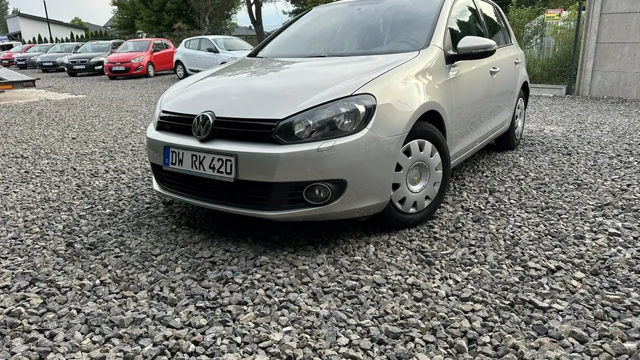 VOLKSWAGEN Golf -