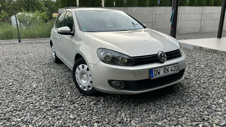 VOLKSWAGEN Golf -