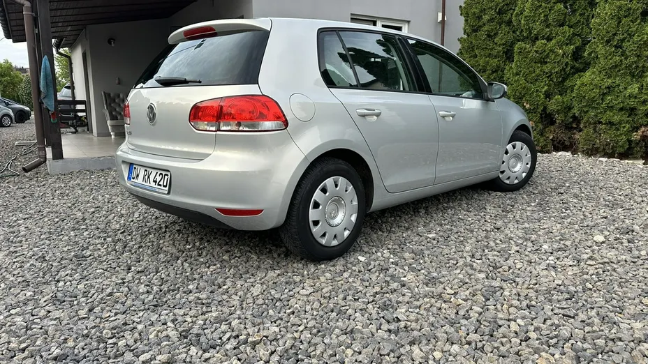 VOLKSWAGEN Golf -