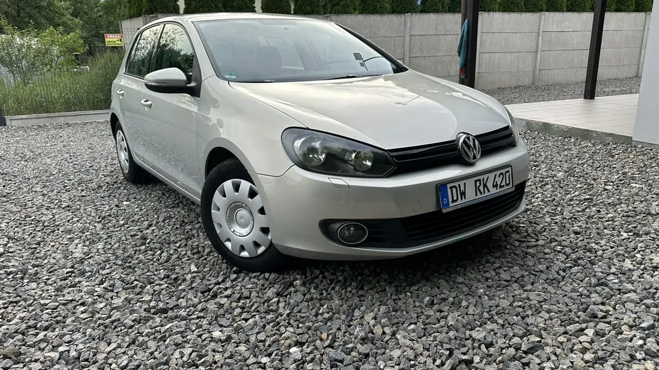 VOLKSWAGEN Golf -