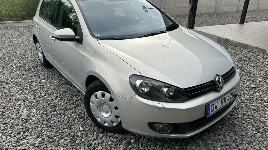 VOLKSWAGEN Golf -