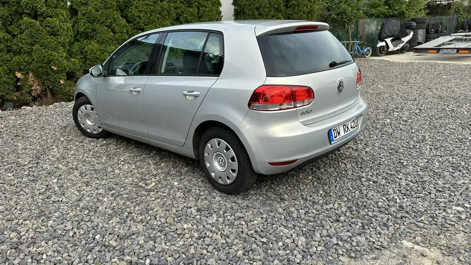 VOLKSWAGEN Golf -