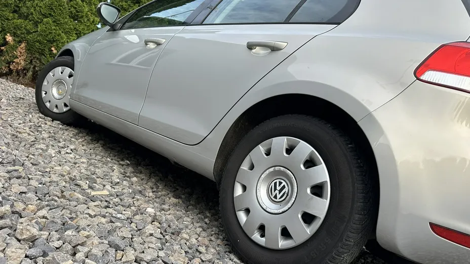 VOLKSWAGEN Golf -