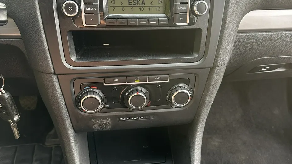 VOLKSWAGEN Golf -