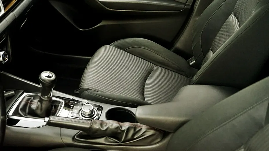 MAZDA 3 -