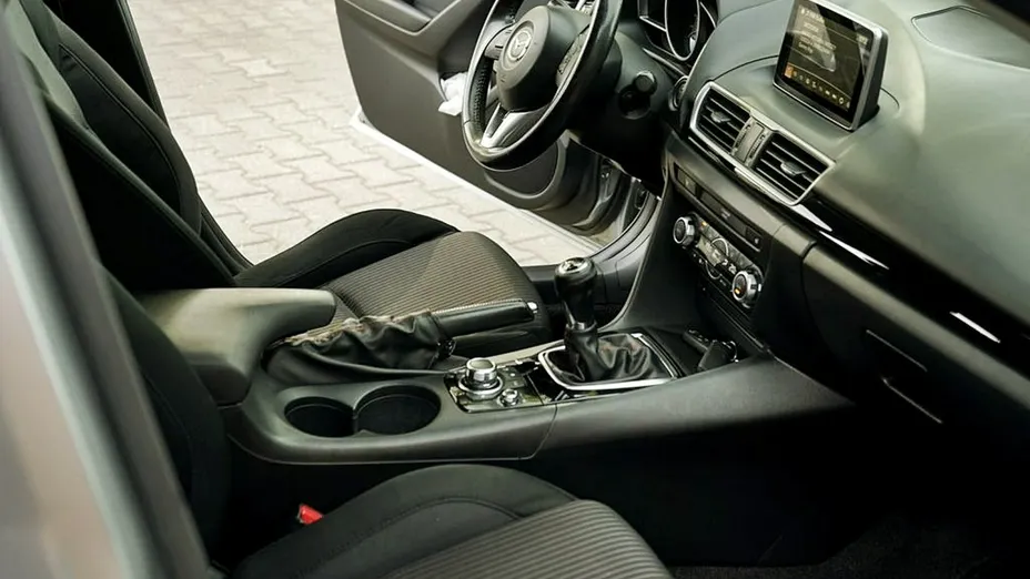 MAZDA 3 -