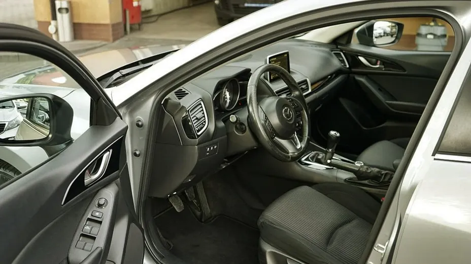 MAZDA 3 -