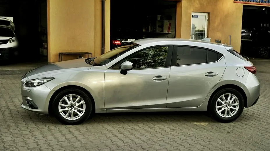 MAZDA 3 -
