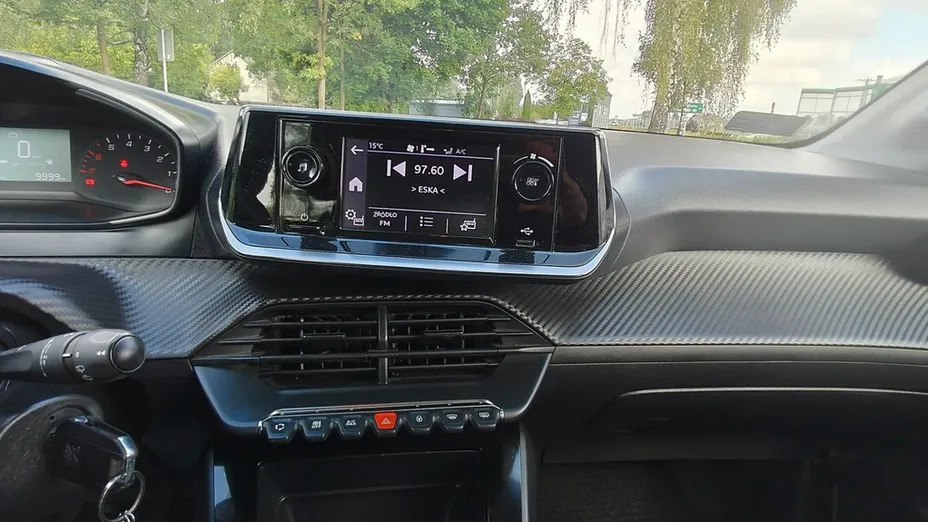 PEUGEOT 208 -