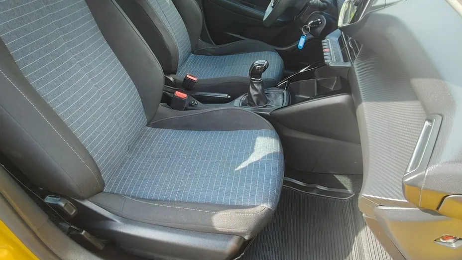 PEUGEOT 208 -