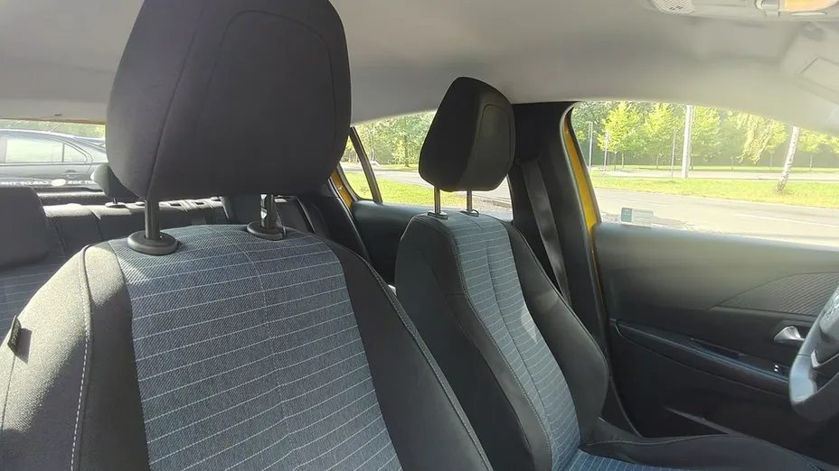 PEUGEOT 208 -