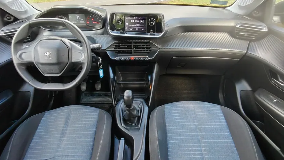 PEUGEOT 208 -