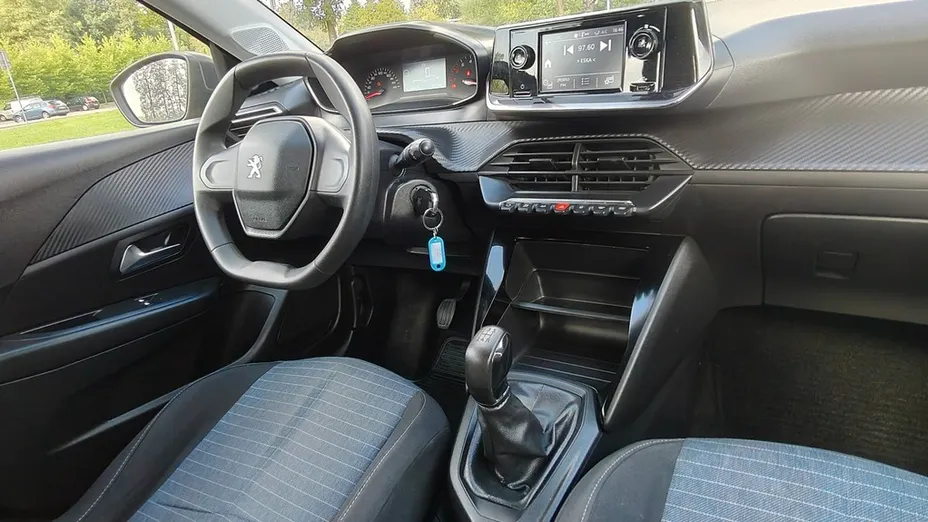 PEUGEOT 208 -