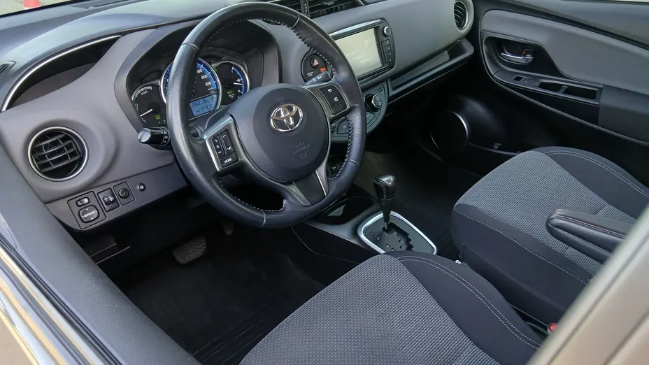 TOYOTA Yaris -