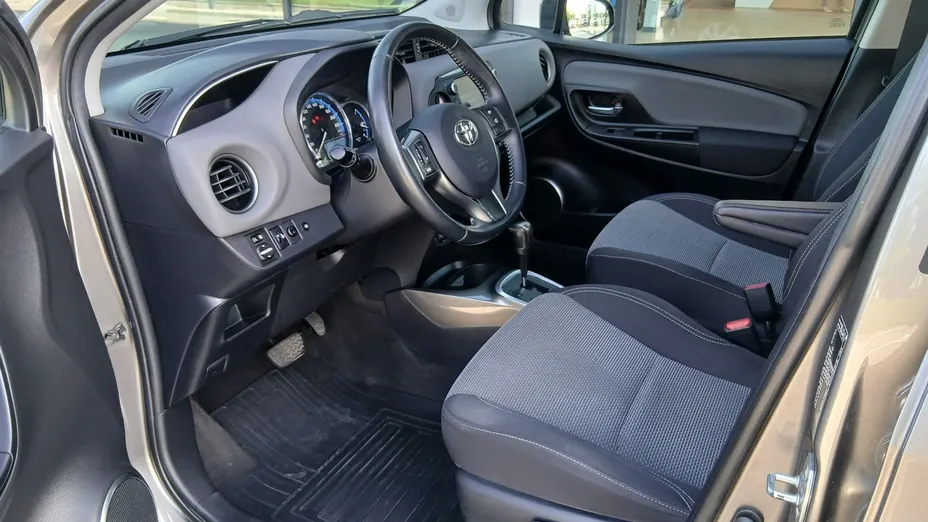 TOYOTA Yaris -