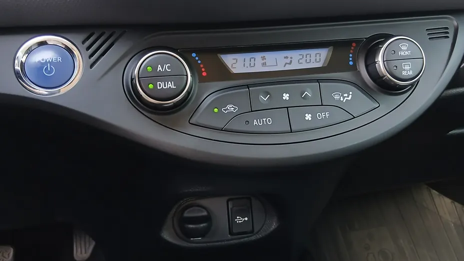 TOYOTA Yaris -