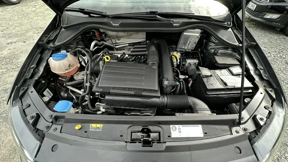 VOLKSWAGEN Polo -