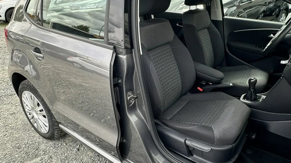 VOLKSWAGEN Polo -