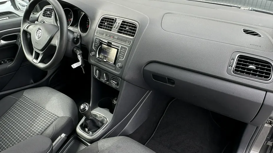 VOLKSWAGEN Polo -