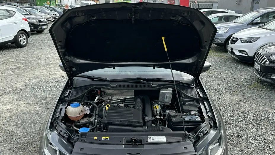 VOLKSWAGEN Polo -