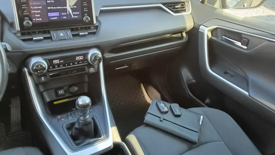 TOYOTA RAV4 -
