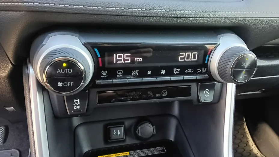 TOYOTA RAV4 -