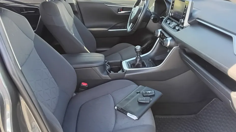 TOYOTA RAV4 -