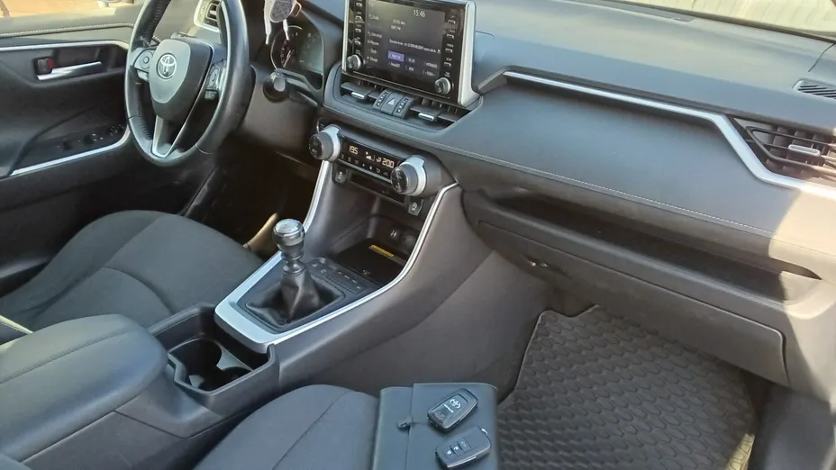 TOYOTA RAV4 -