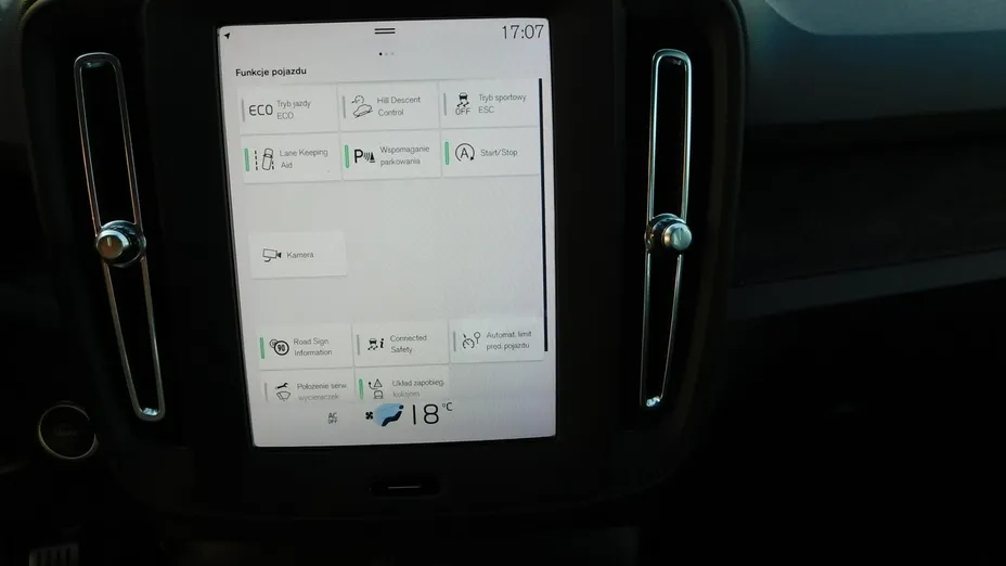 VOLVO XC40 -