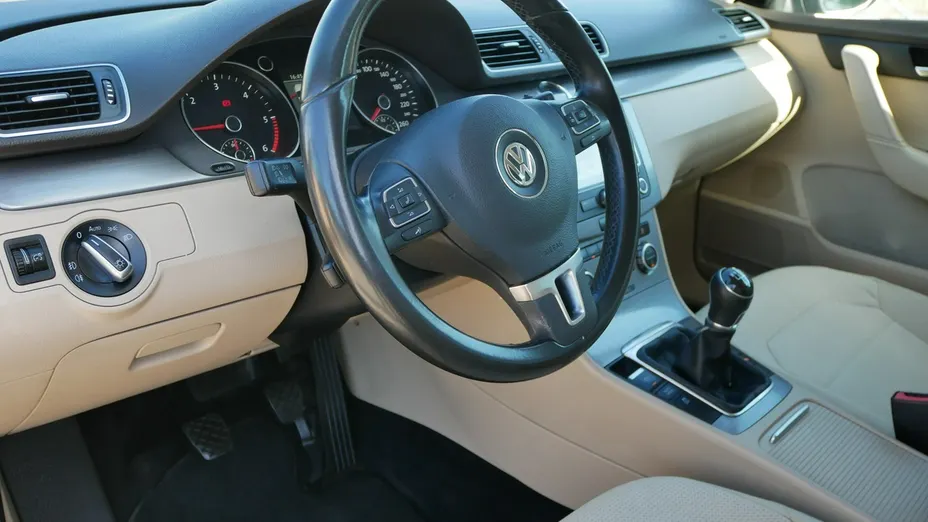 VOLKSWAGEN Passat -