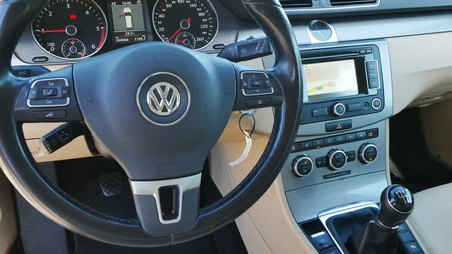 VOLKSWAGEN Passat -