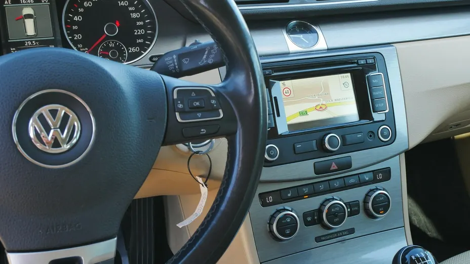 VOLKSWAGEN Passat -