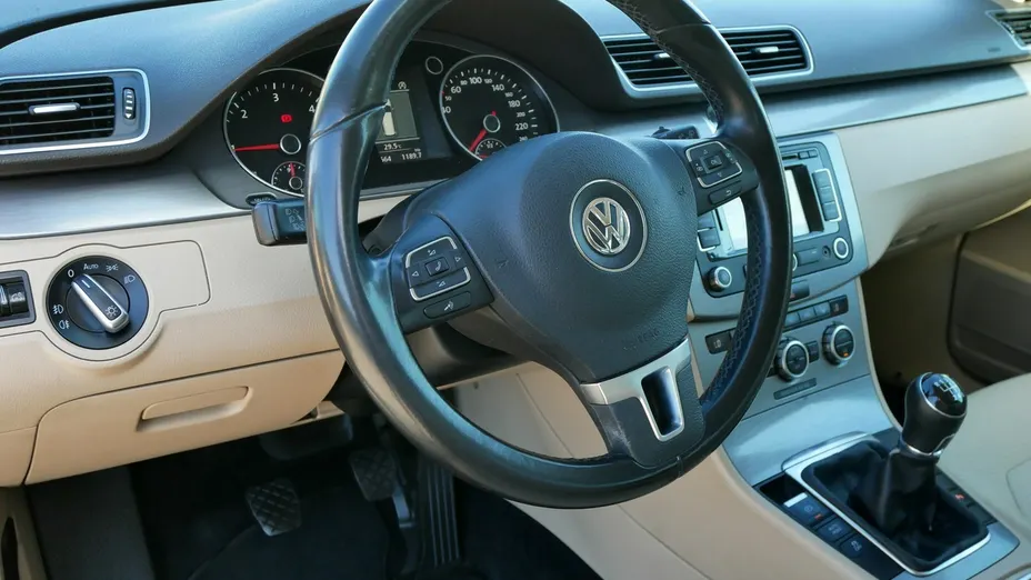 VOLKSWAGEN Passat -