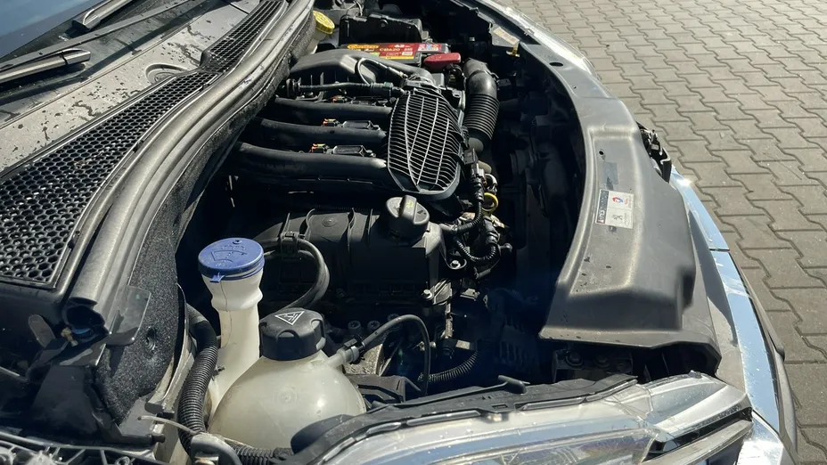PEUGEOT 208 -