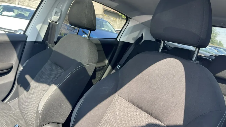 PEUGEOT 208 -