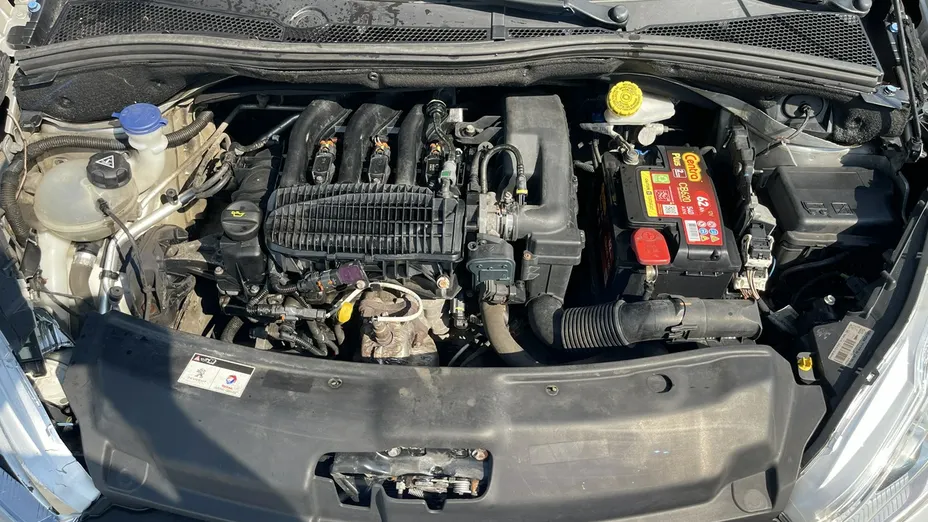 PEUGEOT 208 -
