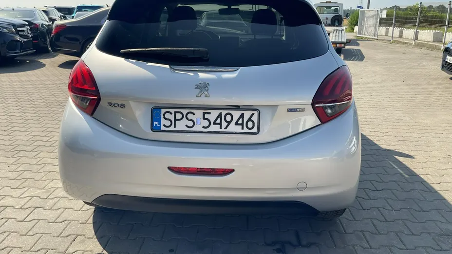 PEUGEOT 208 -